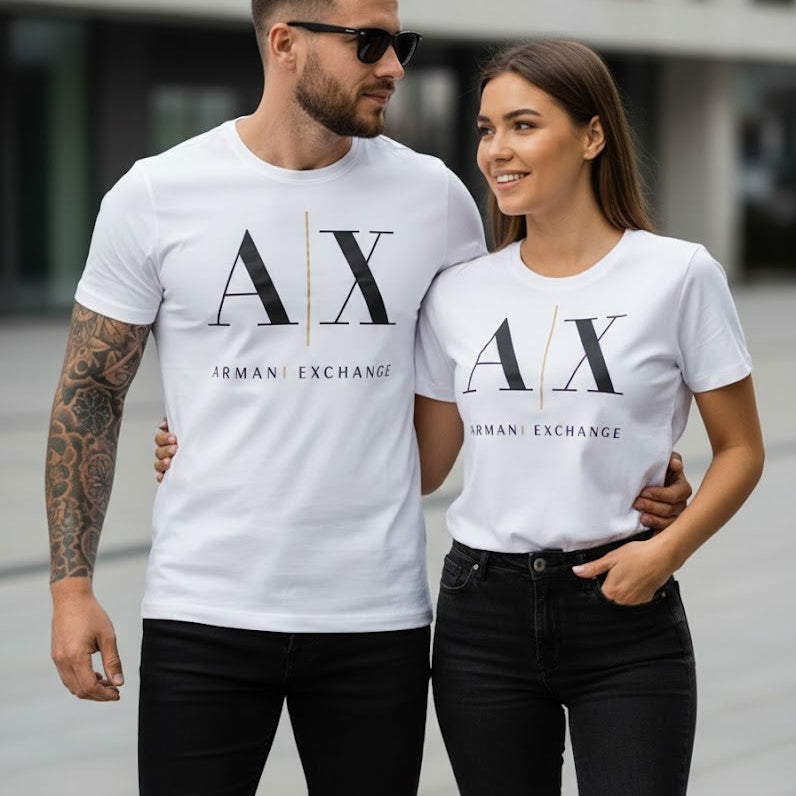 Мъж и жена с еднакви бели тениски с лого на Armani Exchange
