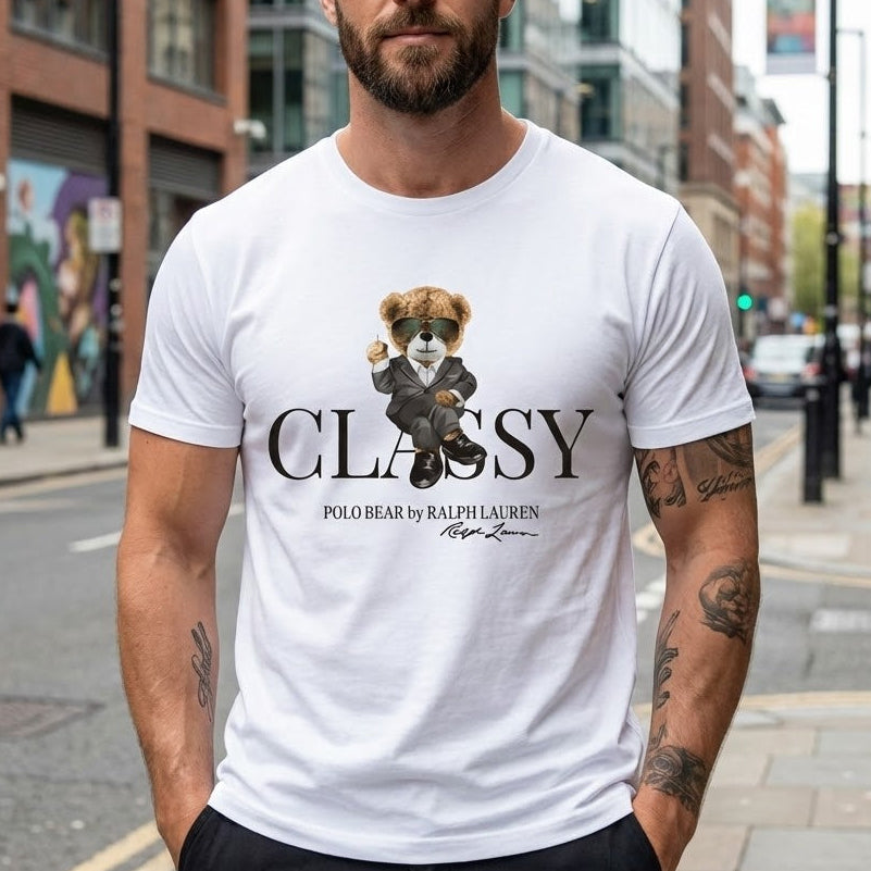 Мъж с бяла тениска Polo Bear by Ralph Lauren с мече в официален костюм и голям надпис Classy.