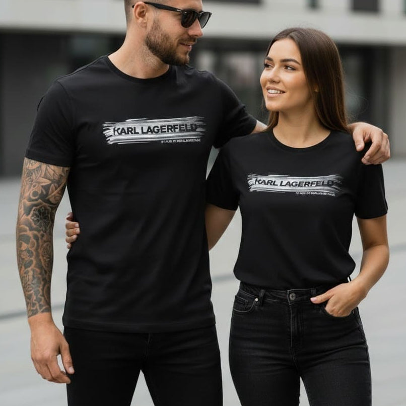 Мъж и жена с черни тениски Karl Lagerfeld със сребърно лого на гърдите
