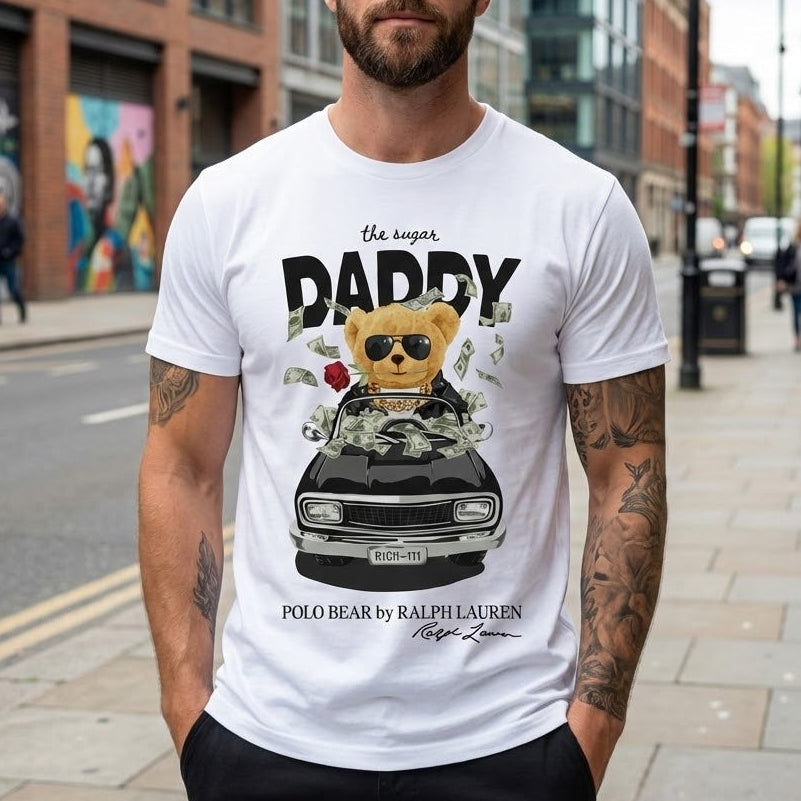 Мъж с бяла тениска Polo Bear by Ralph Lauren с принт на мече в черна кола с банкноти и надпис The Sugar Daddy.