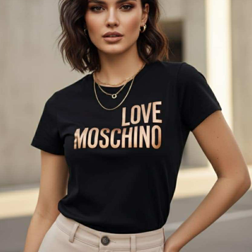 Черна дамска тениска Love Moschino със розово златист надпис и къс ръкав. Колекция 2026г.