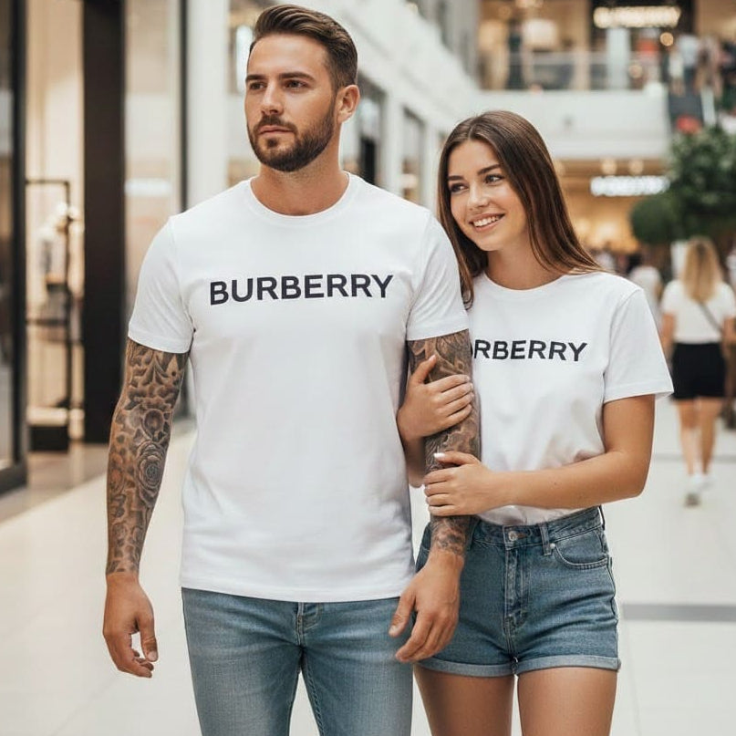 Мъж и жена с еднакви бели тениски Burberry в търговски център