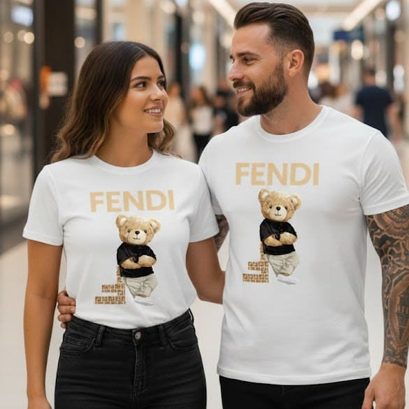 Мъж и жена с бели тениски Fendi Bear в търговски център