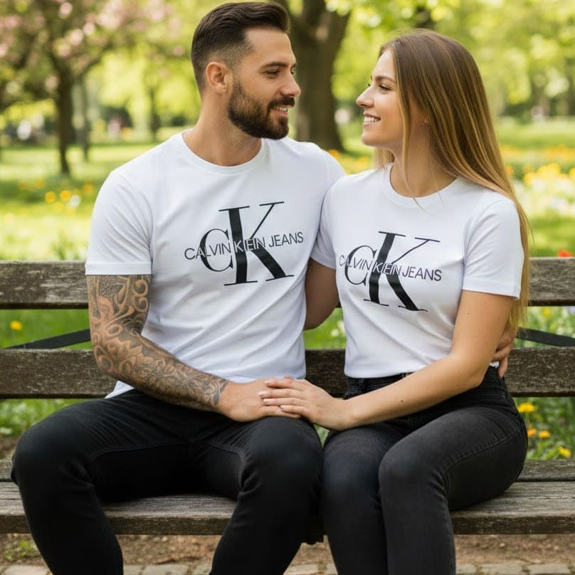 Двойка седнала на пейка с тениски Calvin Klein Jeans