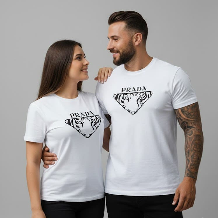 Мъж и жена с бели тениски Prada с графика на тигър