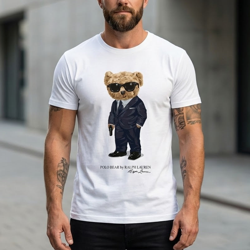 Мъж с модерна бяла тениска с принт на мече в костюм и очила Polo Bear by Ralph Lauren.