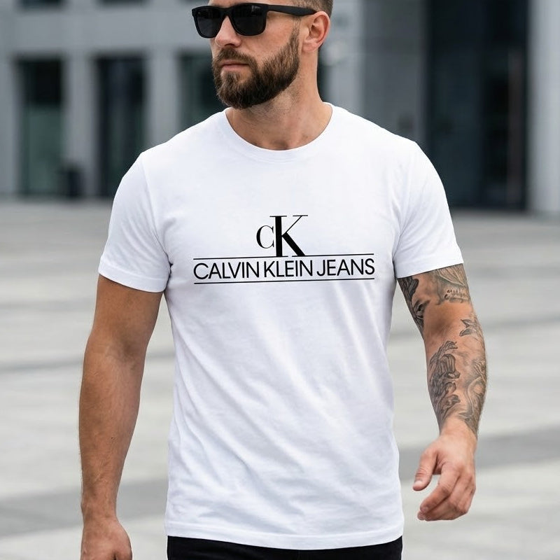 Мъж със слънчеви очила и бяла тениска Calvin Klein Jeans с черно хоризонтално лого