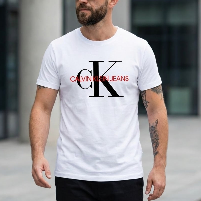 Мъж със слънчеви очила и бяла тениска Calvin Klein Jeans с голямо черно лого cK и червен надпис