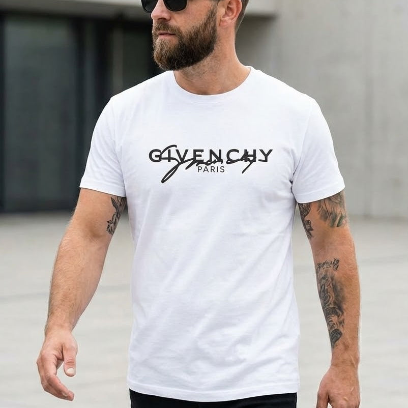 Мъж със слънчеви очила и бяла тениска Givenchy с черен надпис Paris и графичен почерк