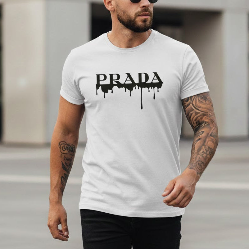 Бяла мъжка тениска с черен надпис Prada и ефект на разтичаща се боя