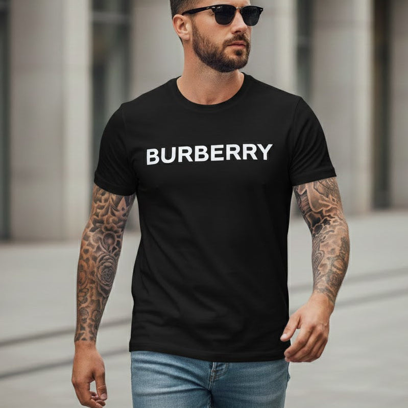 Мъж в градска среда, облечен с черна тениска с бял надпис Burberry, дънки и слънчеви очила.