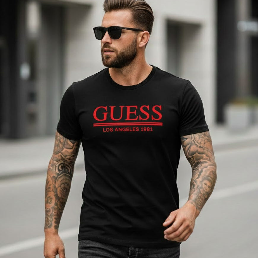 Мъж с черна тениска Guess с червен надпис Los Angeles 1981