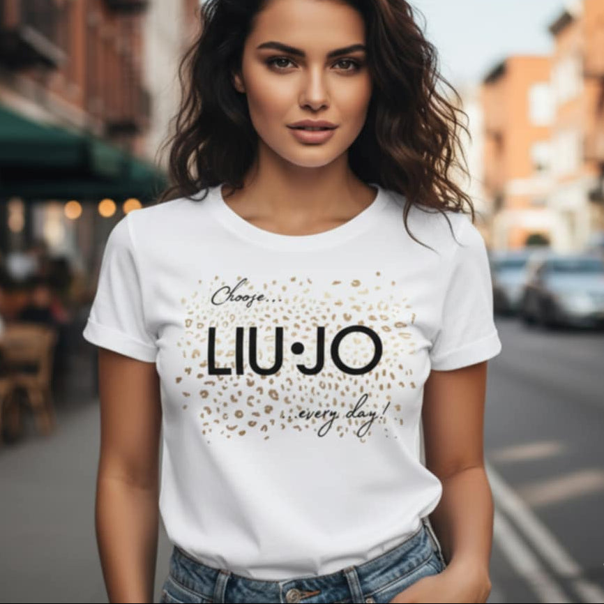 Млада жена с дълга коса, носеща бяла тениска Liu Jo с лого, декорирано със златни леопардови петна.