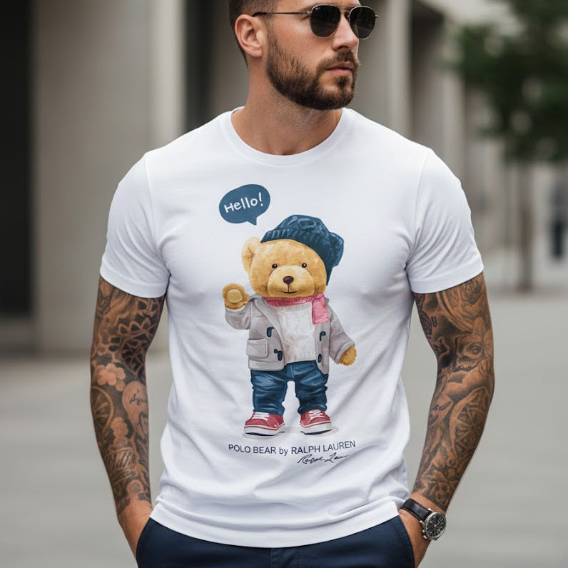 Мъж с татуировки и слънчеви очила, облечен в бяла тениска с илюстрация на модерно облечено мече.