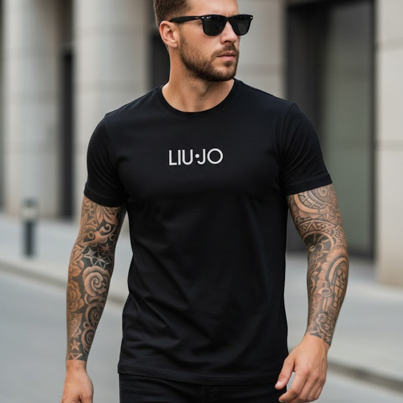 Мъжка черна тениска LIUJO с бял надпис по средата.