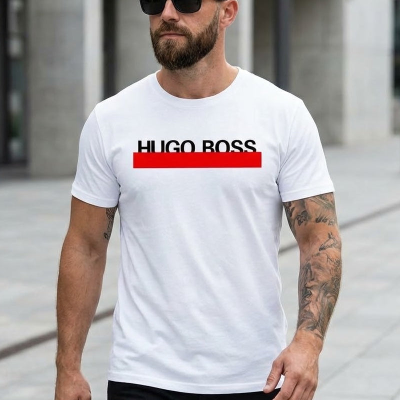 Мъж с татуировки и слънчеви очила, облечен в бяла тениска Hugo Boss с червена линия