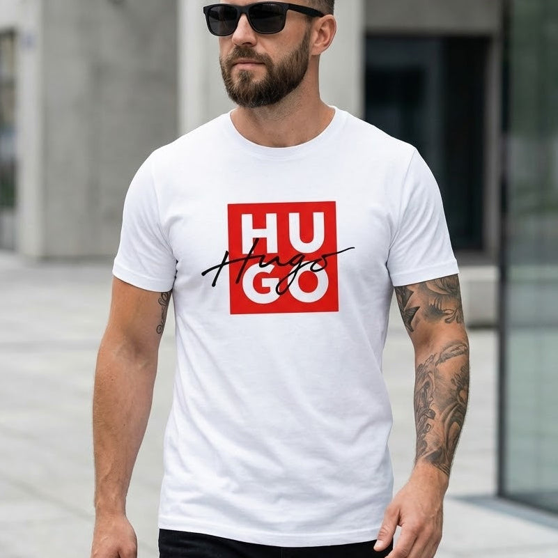 Мъж със слънчеви очила в бяла тениска с червено квадратно лого и черен надпис HugoBoss