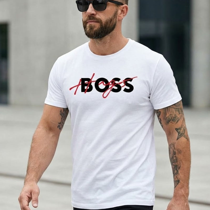 Мъж с брада и татуировки в бяла тениска BOSS с графичен червен подпис