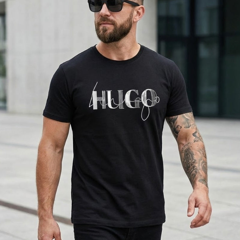 Мъж в черна тениска HUGO с бял артистичен надпис и слънчеви очила