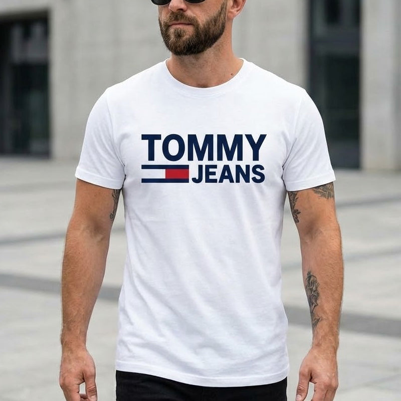 Мъж с бяла тениска Tommy Jeans с тъмносин надпис и червено-бяло лого
