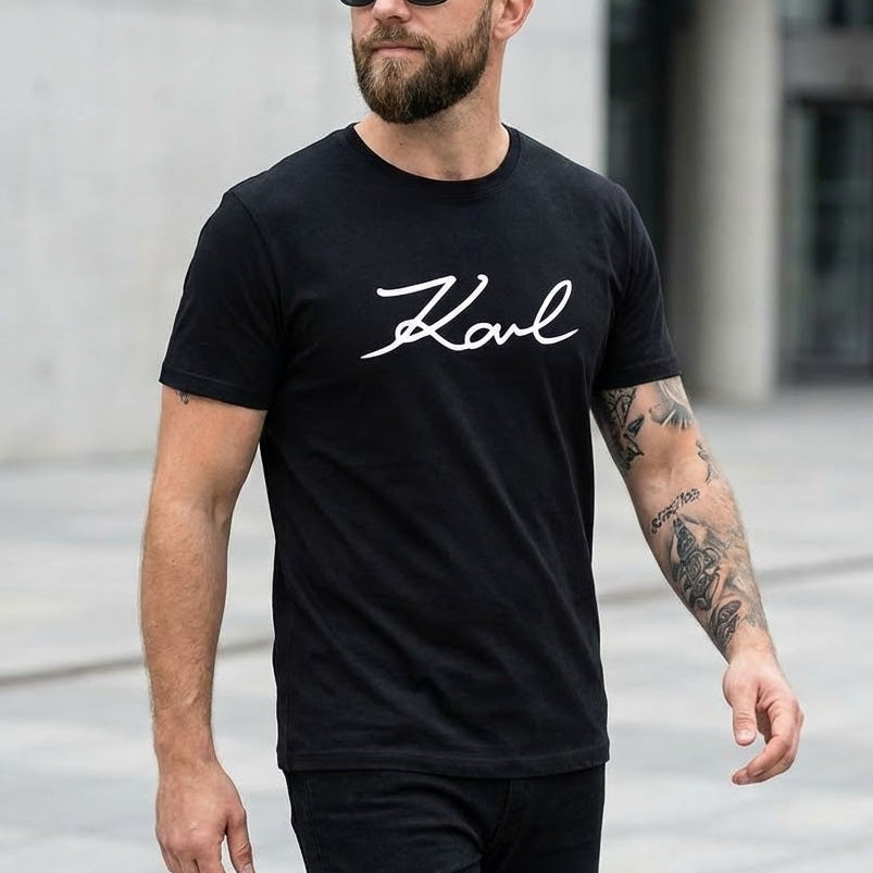 Мъж с черна тениска Karl Lagerfeld с бял ръкописен надпис "Karl" на гърдите