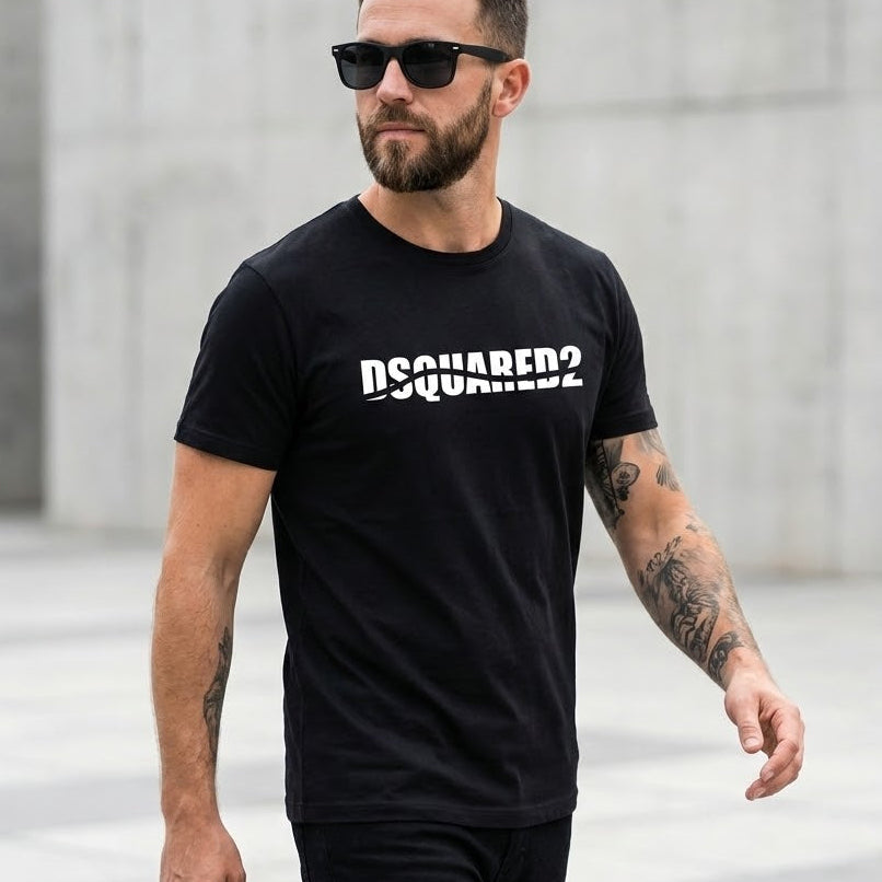 Мъж с черна тениска Dsquared2 с бял разчупен надпис на гърдите и слънчеви очила