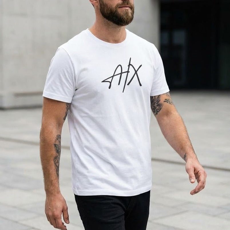 Мъж с бяла тениска Armani Exchange с голямо черно графично лого A|X на гърдите