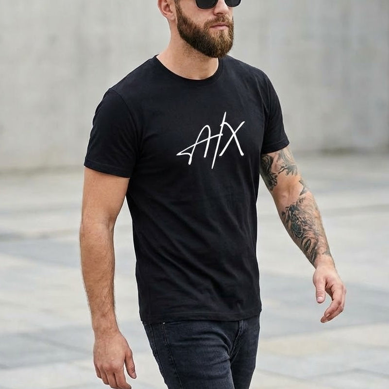 Мъж с черна тениска Armani Exchange с бяло лого A|X на гърдите и татуировки