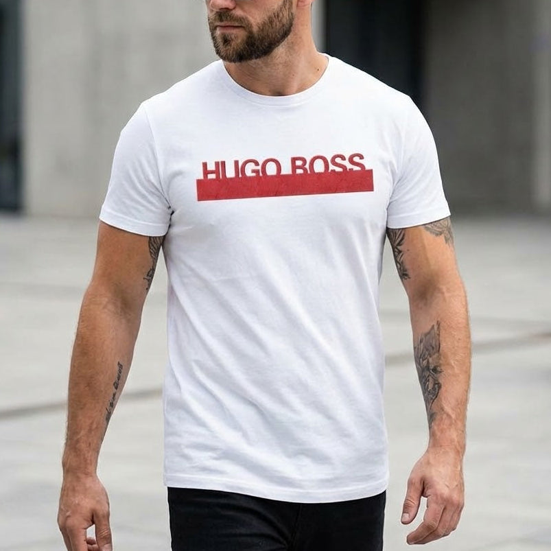 Мъж с бяла тениска Hugo Boss с червен правоъгълник и бял надпис на гърдите