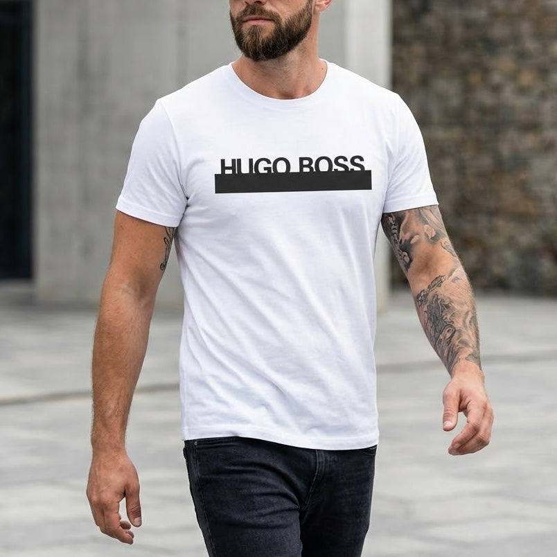 Мъж с бяла тениска Hugo Boss с черен правоъгълник и черен надпис на гърдите