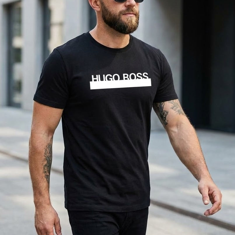 Мъж с черна тениска Hugo Boss с бял правоъгълник и бял надпис на гърдите